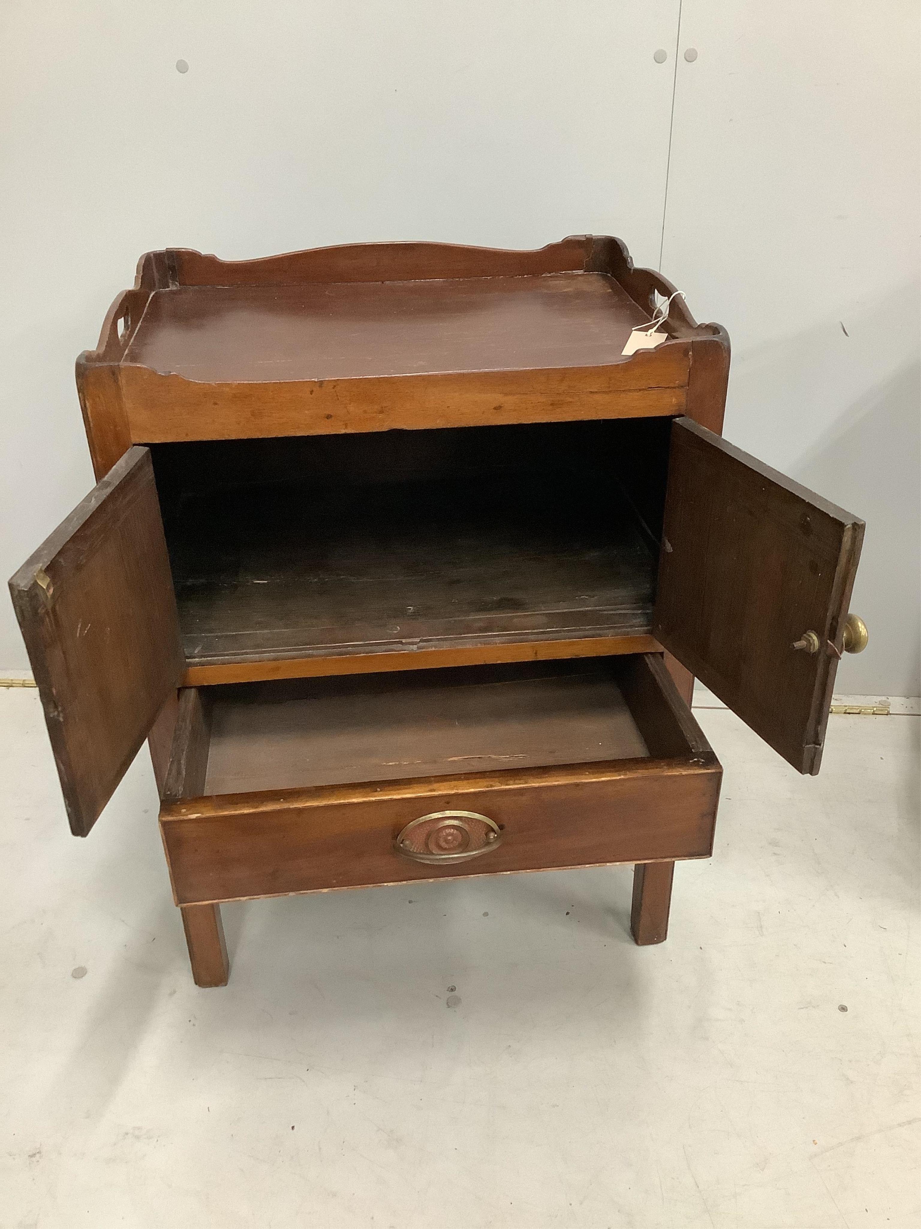 Two George III mahogany tray top bedside cabinets, width 49cm, depth 43cm, height 75cm